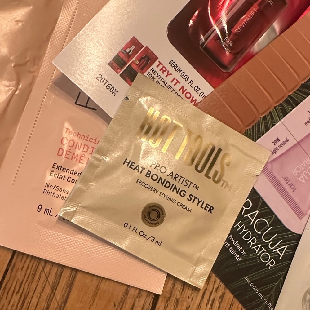 Beauty Sample Bundle - Picture 2 of 9